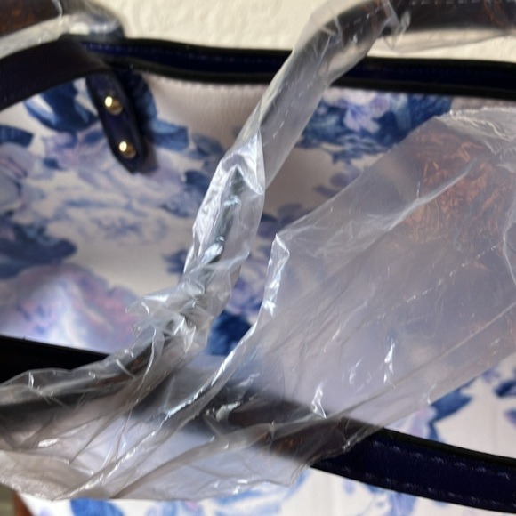 Victoria’s Secret: White with blue floral tote bag- summer/beach/vacation - Picture 11 of 16